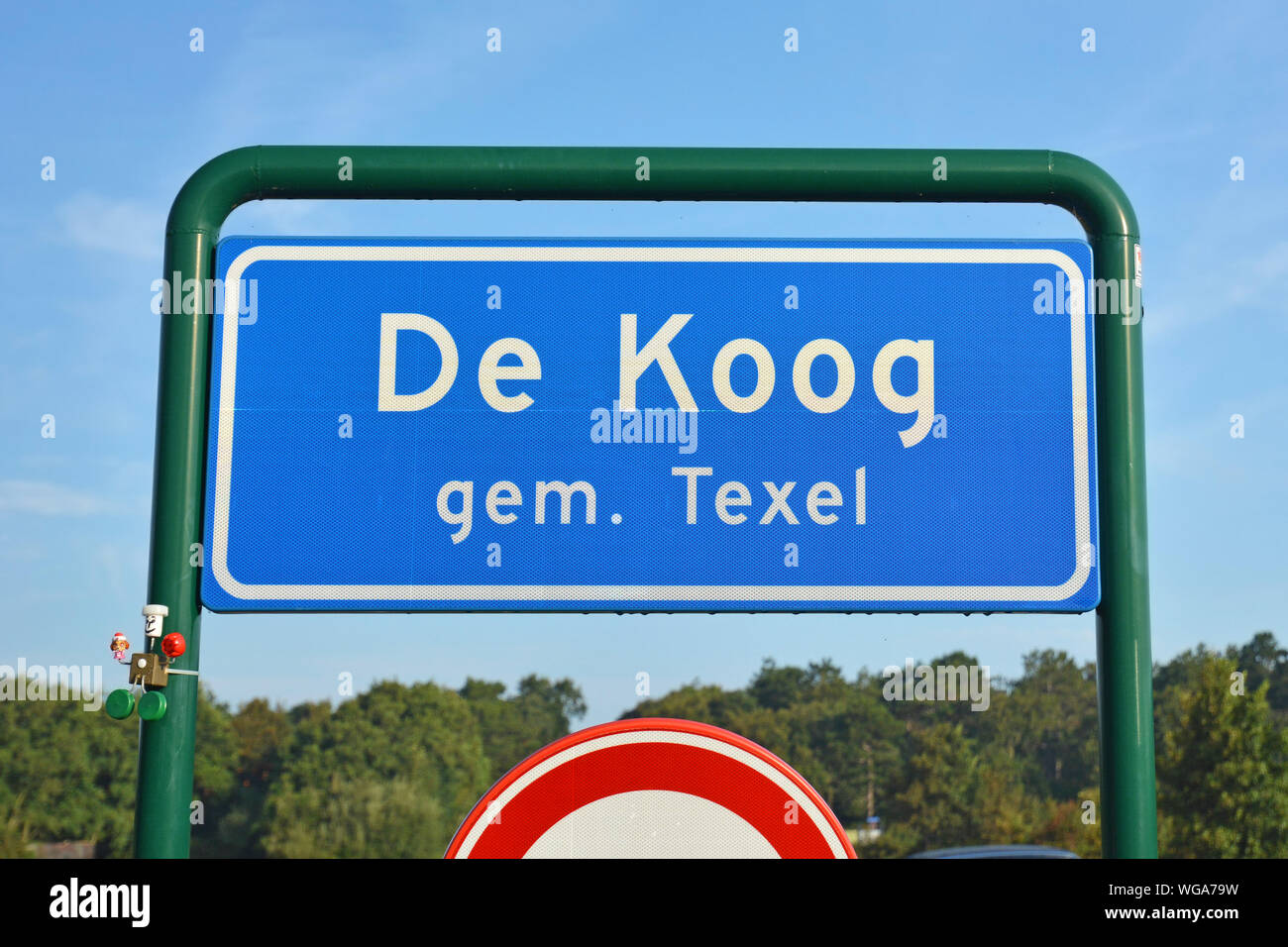 De Koog, Texel , Holland / North Netherlands - August 2019: Blue town sign at entering city called `De Koog` on island Texel in North Netherlands Stock Photo